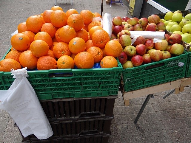 pomeranče a jablka na prodej.jpg