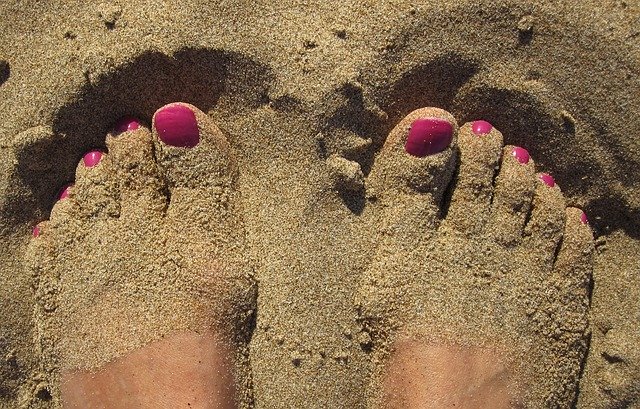 nohy v písku