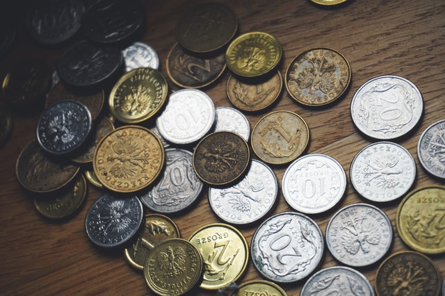 mince na stole dřevěném