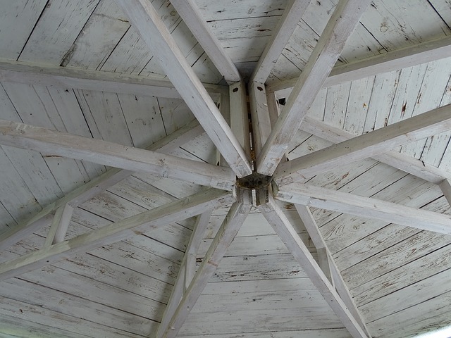 dřevěná střecha altánu