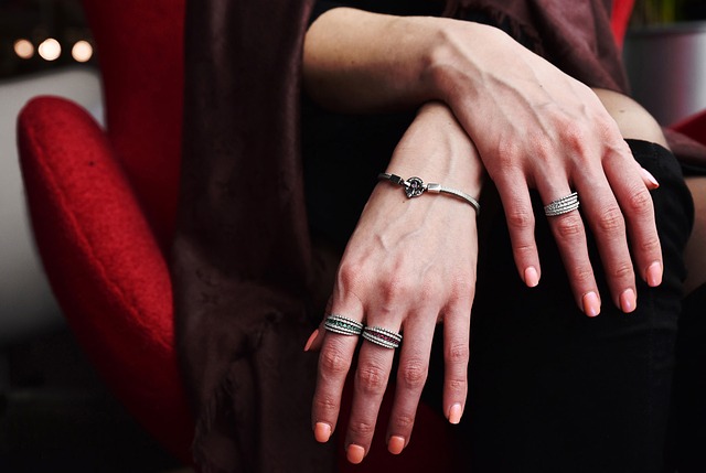 Detail ženských rukou ozdobených prsteny